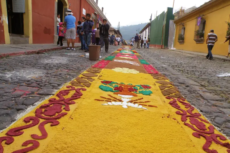 Alfombra de aserrín de colores sobre una calle empedrada de Antigua Guatemala durante la Semana Santa