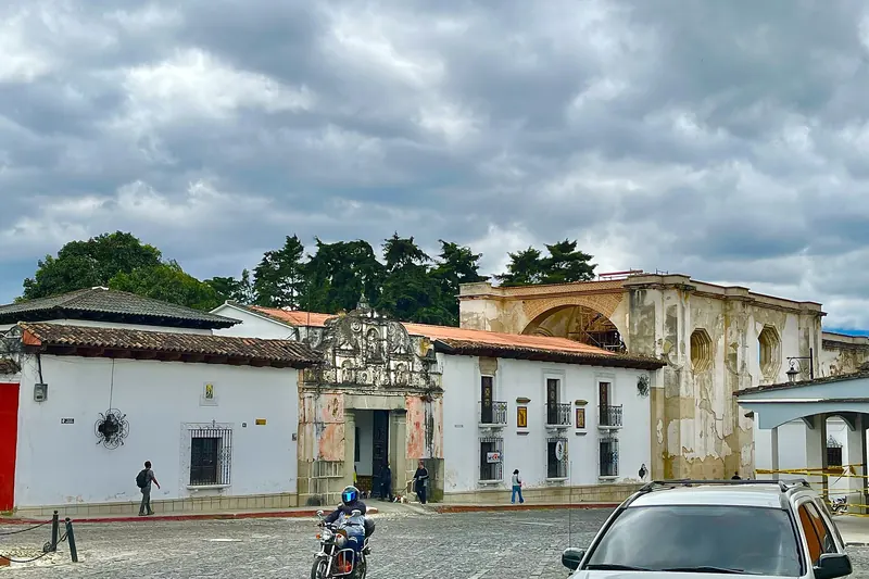 Calle y muros del convento e iglesia de la Concepción en Antigua Guatemala