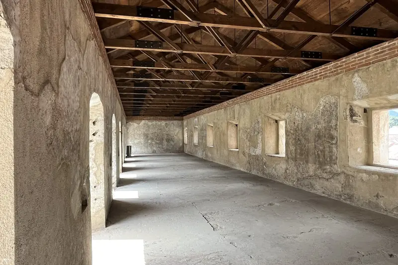 Largo corredor con techo de vigas de madera del convento de Santa Teresa en Antigua Guatemala