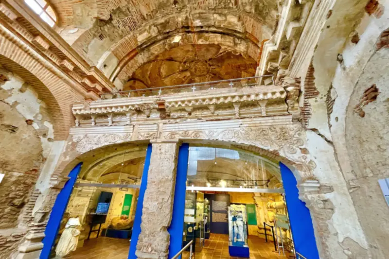 Interior de una iglesia colonial en ruinas convertida en museo en Antigua Guatemala