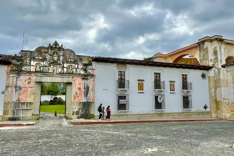 Portal de piedra tallada y muros blancos del convento de la Concepción en Antigua Guatemala