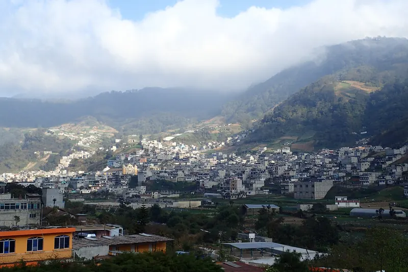Pueblo de Zunil, Guatemala, entre montañas cubiertas de nubes bajas