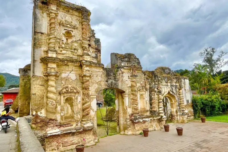 Ruinas de la iglesia de Candelaria en Antigua Guatemala bajo un cielo nublado
