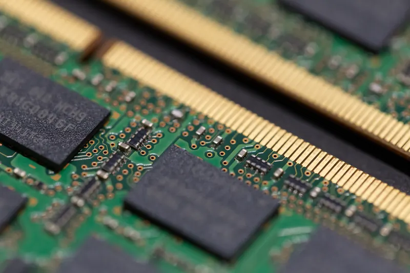 Primer plano de un módulo de memoria RAM con chips sobre una placa verde