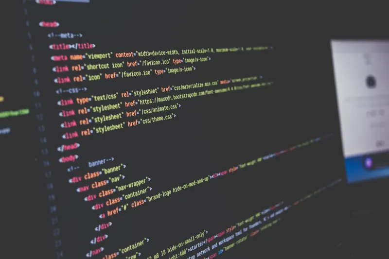 Código HTML y CSS de una página web en un editor de fondo oscuro